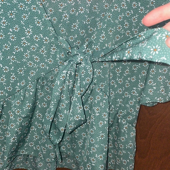 SHEIN Green Daisy Print tie front top - Picture 2 of 5